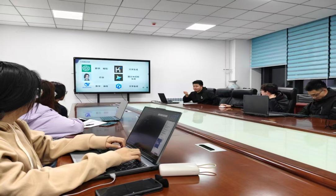 提升數(shù)字素養(yǎng)，賦能職業(yè)未來(lái)——機(jī)械工程學(xué)院就業(yè)委員會(huì)開(kāi)展辦公技能與AI應(yīng)用專(zhuān)項(xiàng)培訓(xùn)